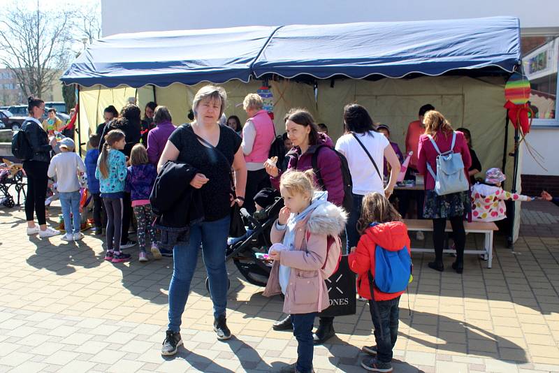 Tradiční Velikonoční jarmark před Základní školou Letců R.A.F. na nymburském sídlišti.