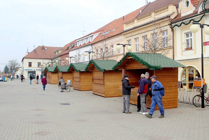 Výzdoba na Jiřího náměstí včetně nových stánků. Ty by měly začít nabízet zboží příští víkend.