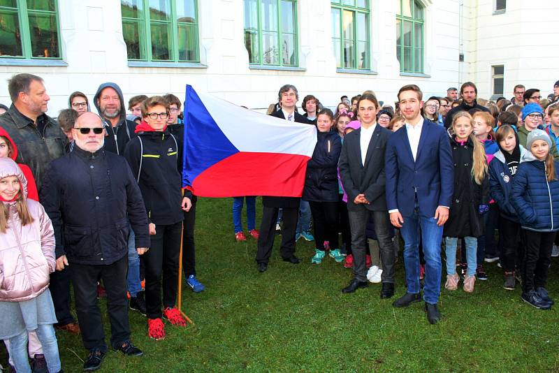 U Gymnázia Bohumila Hrabala roste od pondělí 22. října Lípa republiky.