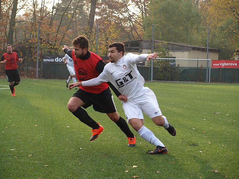 Fotbalisté rezervy poděbradské Bohemie (v bílém) hráli na svém hřišti nerozhodně 2:2 s týmem Kostomlat.