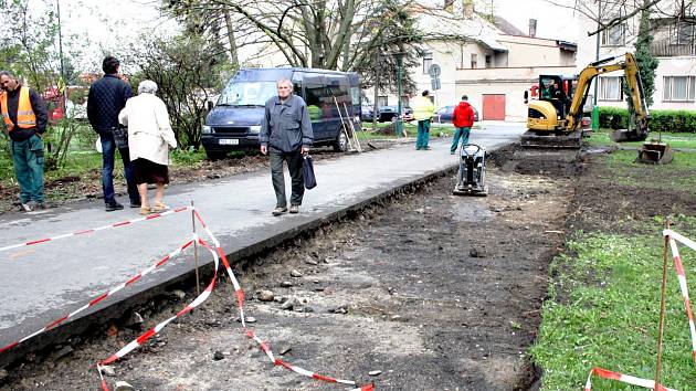 U železniční polikliniky vzniká parkovací záliv