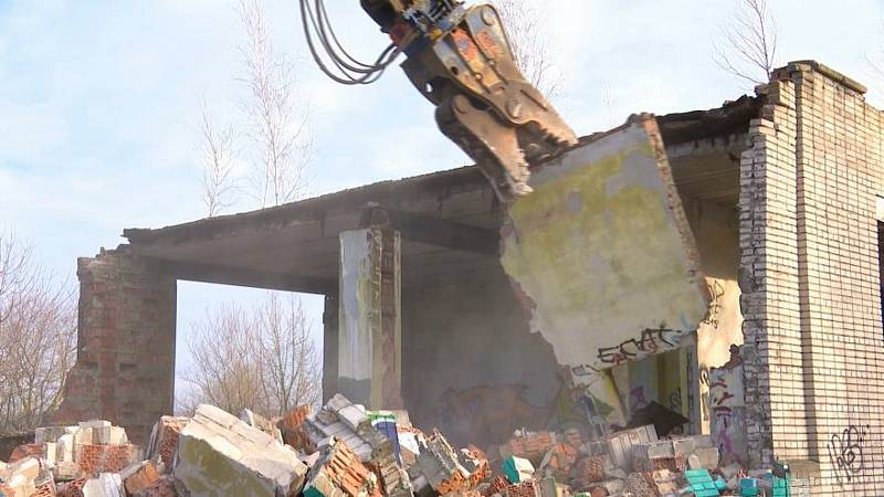 Demolice poslední ruiny armádního objektu v sousedství nejstarší části rezervace divokých koní v Milovicích.