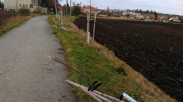 Výsledek řádění vandala na Pístecké stezce.