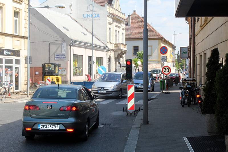 Průjezd centrem Poděbrad je v dopravní špičce často otázkou pomalého popojíždění a nyní i čekání na semaforu.