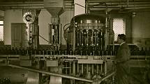 Archivní záběr ze stáčírny minerální vody v Poděbradech.