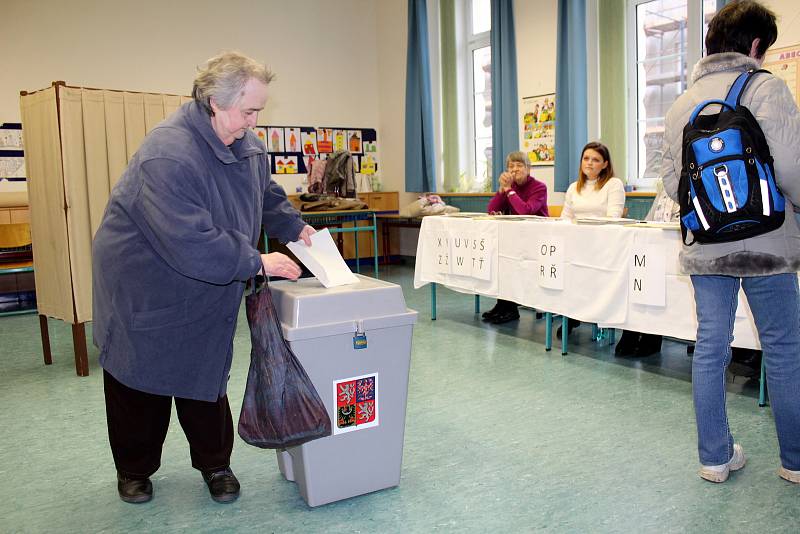 V Nymburce lidé krátce po otevření volebních místností přišli do skautské vily Tortuga i na základní školu v Tyršově ulici.