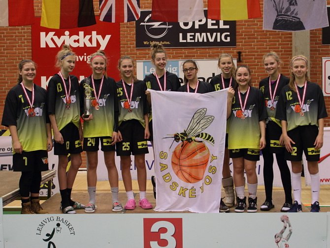 TŘETÍ FLEK braly v Dánsku hráčky Sadské kategorie U14.