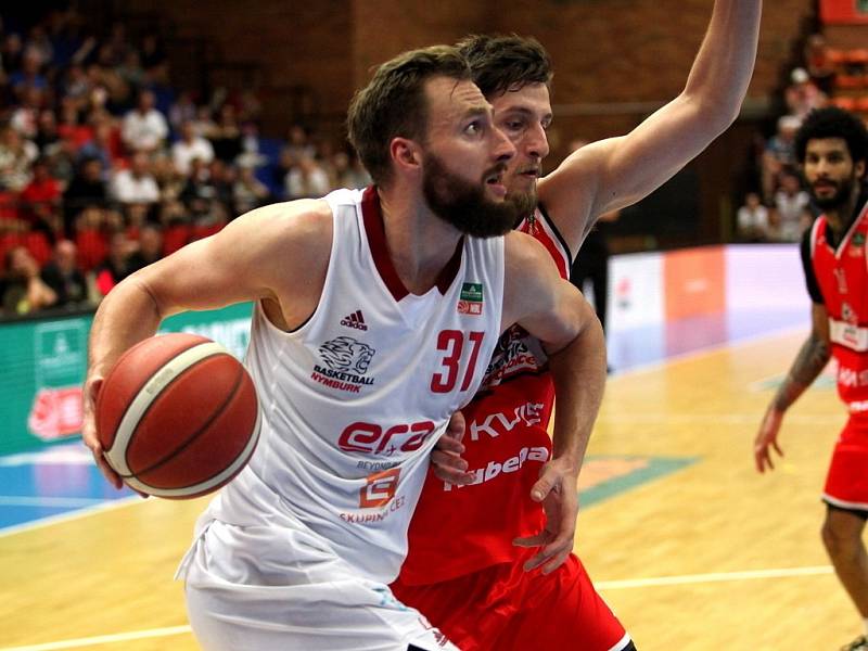 Z basketbalového utkání Kooperativa NBL o bronz Nymburk - Pardubice (93:75)