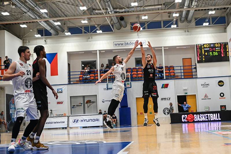 Z basketbalového utkání Kooperativa NBL Děčín - Nymburk (74:92)