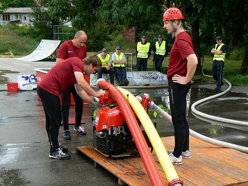 Běh na 100 metrů s překážkami, štafeta 4 x 100 metrů s překážkami a požární útok. To jsou tři disciplíny, ve kterých se na čas soutěžilo v rámci Krajské soutěže v požárním sportu.