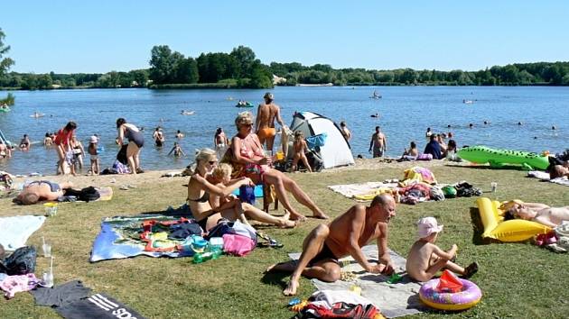 Poděbradské Jezero má zatím vodu v pořádku.