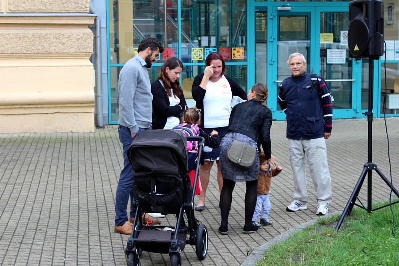 Ráno prvního školního dne  v Nymburce jakoby jasně dávalo najevo, že bezstarostné teplé léto skončilo a přišly časy vážnější, spojené s povinnostmi a tudíž ne až tak radostné.