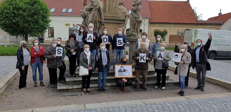 Protestní shromáždění na náměstí v Sadské.