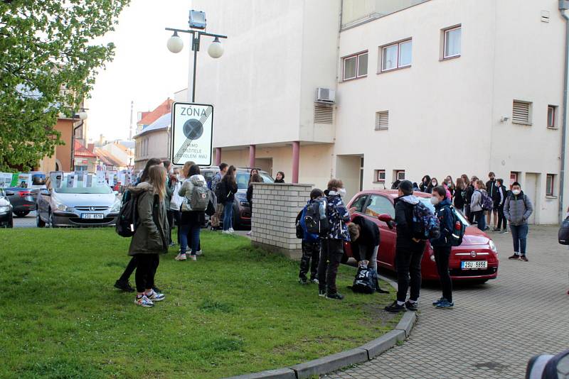 Návrat žáků druhého stupně do školy. Někteří školáci ze ZŠ Tyršova v Nymburce z toho příliš nadšení nebyli.