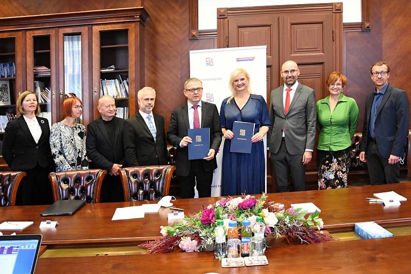 Dokument „Memorandum o spolupráci mezi Středočeským krajem a Ministerstvem kultury ČR za účelem zpřístupnění chaty Bohumila Hrabala v Kersku byl podepsán 13. října 2021.