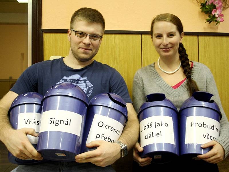 SYMPATIČTÍ organizátoři Filmové zimy v Libici nad Cidlinou se svými hlasovacími „popelnicemi“.