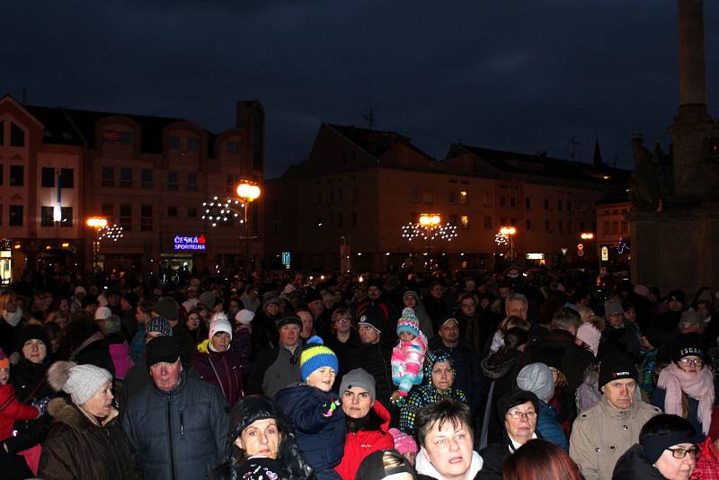 Na nymburském náměstí se sešly stovky lidí, které sledovaly slavnostní rozsvícení stromu.