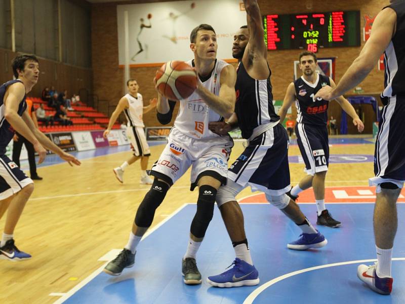 Z basketbalového utkání Nymburk - Ostrava