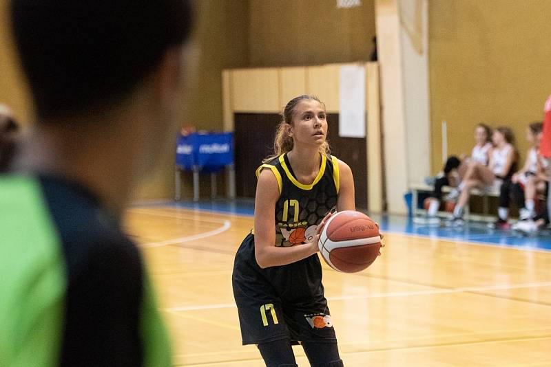 Z basketbalového utkání žákovské ligy starších žákyň U15 Slaný - Sadská 51:59