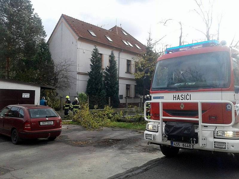 Zásahy dobrovolných hasičů mimo jiné u mateřské školy Větrník nebo spadlého stříbrného smrku před restaurací Dřevák.