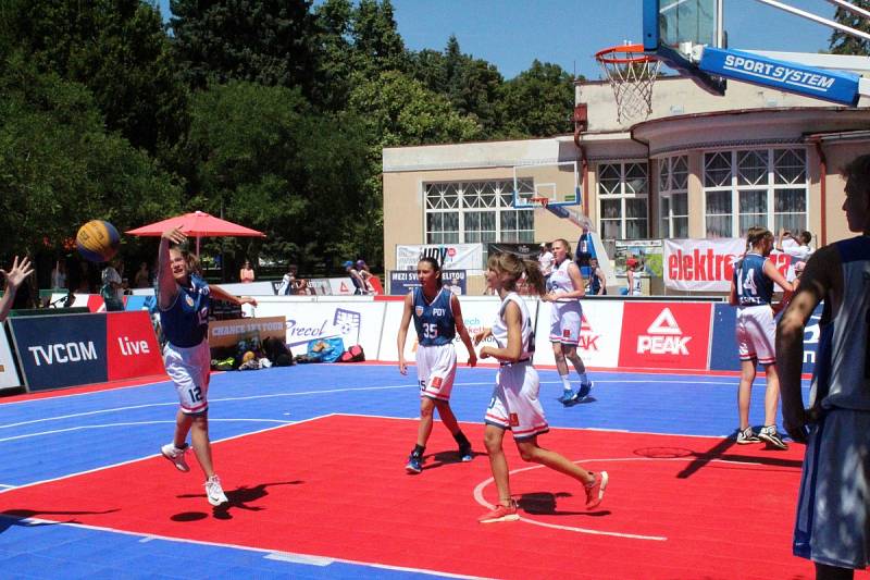 Mezinárodní turnaj v basketu tři na tři se hrál na poděbradské kolonádě.