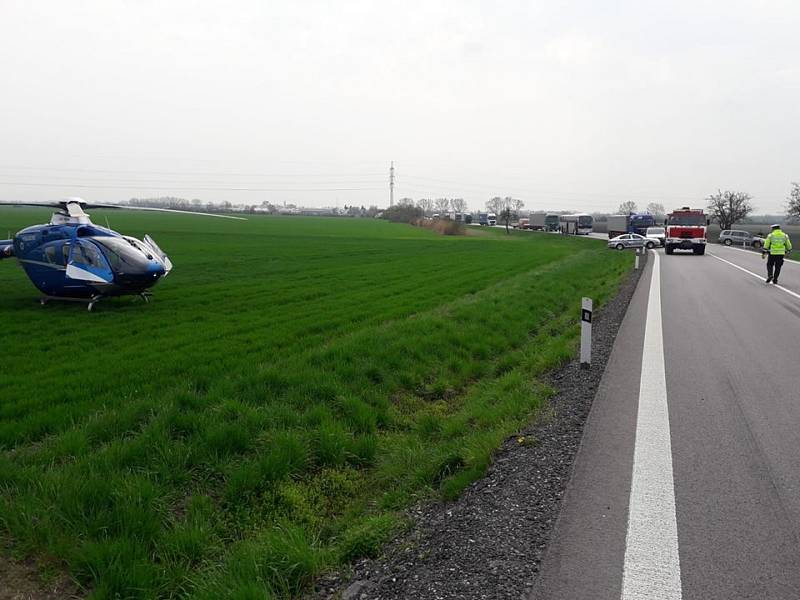 K dopravní nehodě osobního automobilu a nákladního vozidla došlo na silnici z Okřínku směrem na Senice.