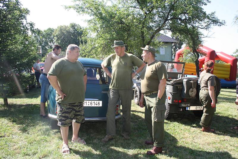 Na tradičním srazu automobilových a motocyklových nadšenců se představilo na dvě stě historických vozidel.