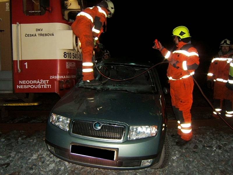 ŠKODA FABIA na železničním přejezdu u Běrunic po srážce  s osobním vlakem kolem 20. hodiny v neděli 3. března. Řidička auta vlak zřejmě neviděla a vjela na nechráněný přejezd, náraz nepřežila.