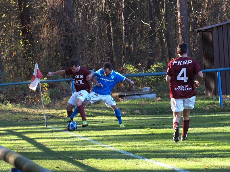 Fotbalisté Bohemie Poděbrady (v rudém) vyhráli doma okresní derby nad Vykání 2:1.