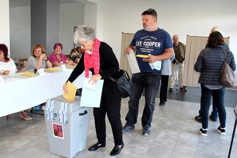 Začátek voleb v pátek odpoledne ve volebních místnostech v Drahelicích a na Základní škole Tyršova v Nymburce.