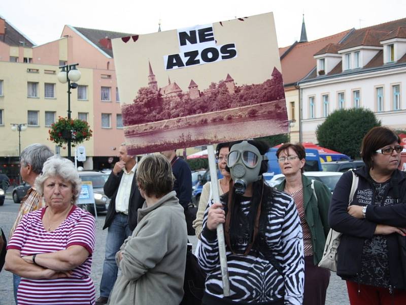 Demonstrace proti zinkovně AZOS na Zálabí.