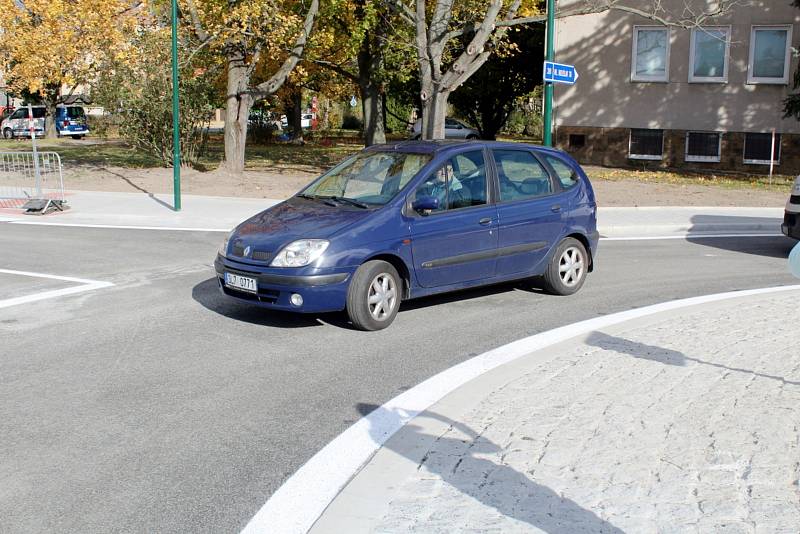 Z otevření kruhového objezdu u bazénu a budovy policejního ředitelství v Nymburce.