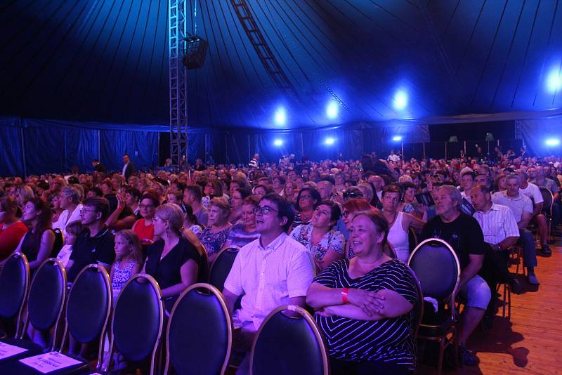 Koncertní hala u Jezara představila světovou premiéru koncertního provedení filmu Šakalí léta.