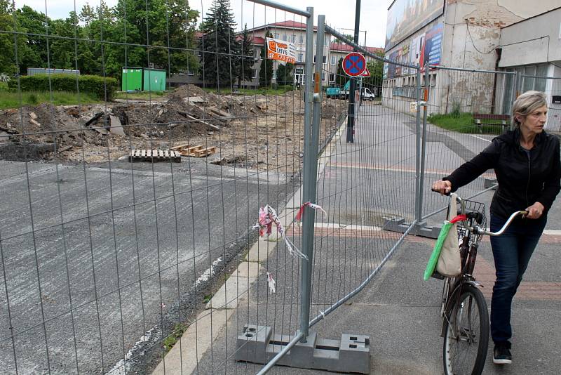 Práce na stavbě druhého kruhového objezdu už 10 dnů stojí.