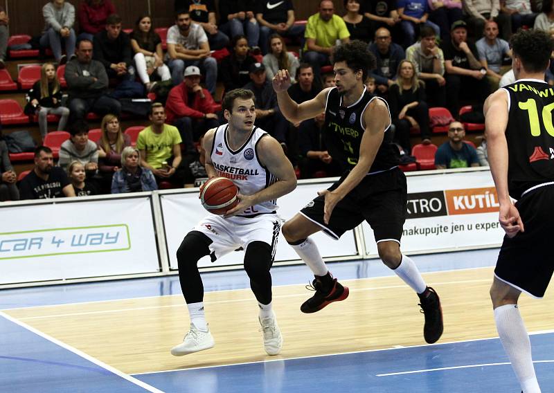 Basketbalisté Nymburka (v bílém) hráli další zápas Ligy mistrů na své palubovce. Soupeřem jim byly Antverpy.