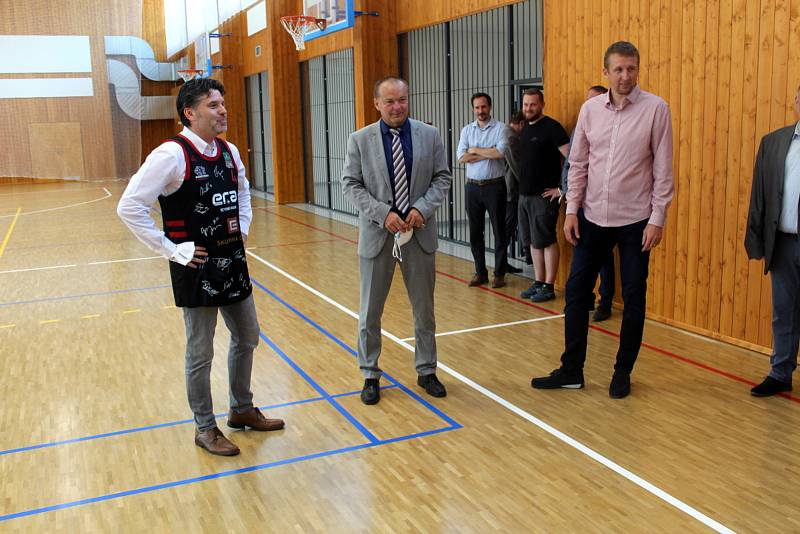 Nová sportovní hala bude sloužit žákům učiliště, basketbalové akademii i dětem z Dětského domova.