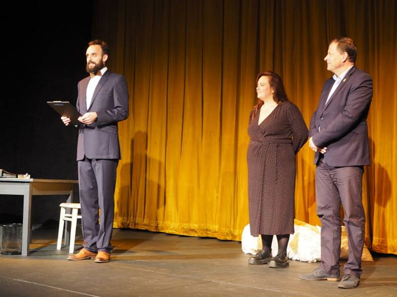 V poděbradském Divadle Na Kovárně byl zahájen už jednapadesátý ročník divadelního festivalu FEMAD Poděbrady 2022.