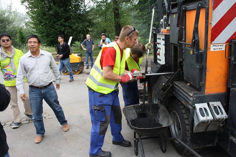 Předvedení techniky zadělání výtluku před thajskými hosty