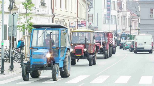 Spanilou jízdou Traktorparáda se studenti poděbradské zemědělky rozloučili se školou.