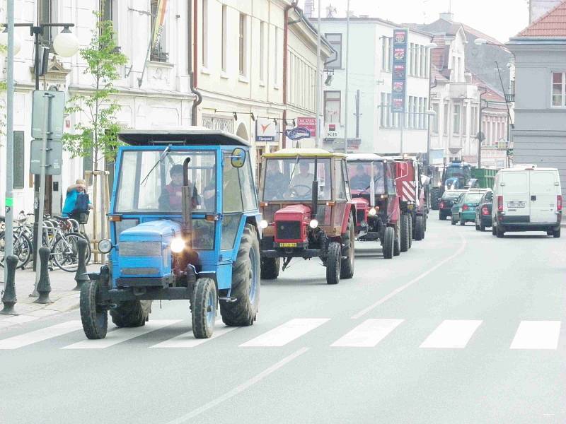 Spanilou jízdou Traktorparáda se studenti poděbradské zemědělky rozloučili se školou.