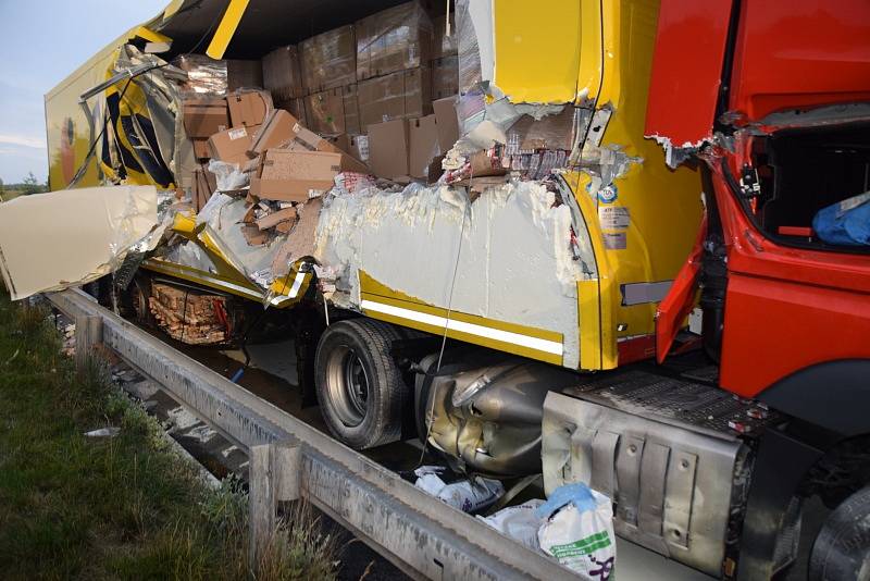 Nehoda dvou kamionů zablokovala u Jesenice Pražský okruh.