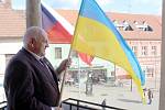 Poděbradský starosta Jaroslav Červinka vyvěsil na radnici ukrajinskou vlajku už v úterý.