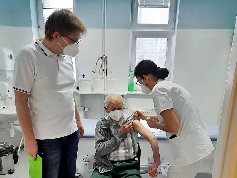 Očkovací centrum v Městci Králové funguje i díky nadšení dobrovolníků.