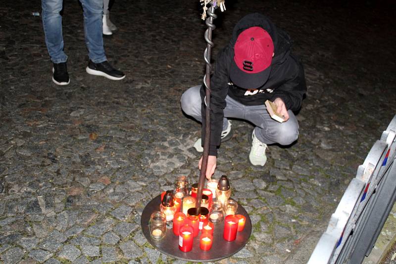 V Nymburce lidé zapalovali svíčky u morového sloupu.