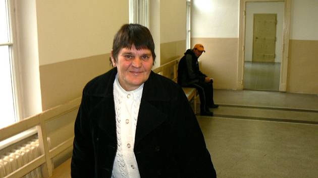 Mária Brodská na chodbě nymburského soudu loni v říjnu