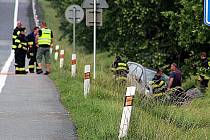 Smrtelná nehoda se stala na starém pražském tahu mezi Vlkovem pod Oškobrhem a Dlouhopolskem u odbočky na Hradčany.