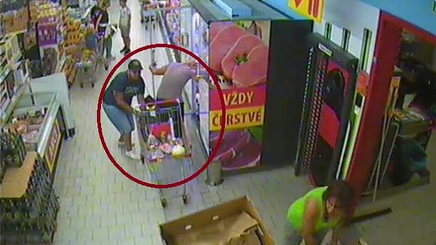 Byl čtvrtek 17. srpna a 71letá žena se při nákupu potravin v Úvalech na Praze-východ soustředila na výběr zboží z chladicího boxu. Její nepozornost umožnila neznámému muži, aby jí z kabelky zavěšené na nákupním vozíku v nestřežené chvíli sebral peněženku.