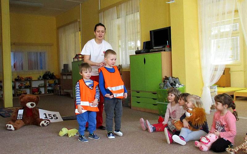 Děti v Mateřské škole Větrník se od zdravotnice přiučily něco o první pomoci.