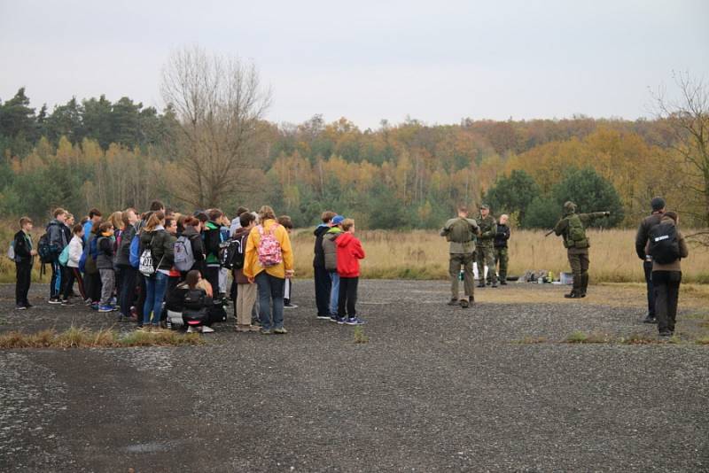 Na branném dnu v bývalém vojenském prostoru u Milovic se představili policisté, hasiči i záchranka. 