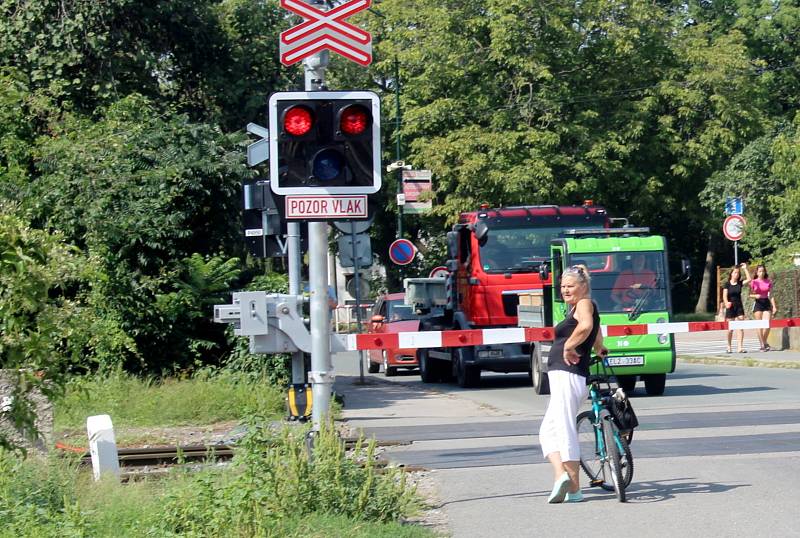 Železniční přejezd ve Zbožské ulici směrem na sídliště je jedním ze základních problémů podle místních i podle dopravního experta.